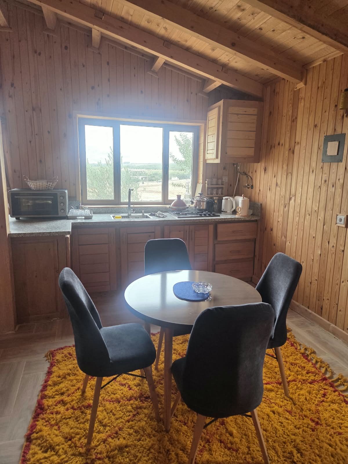 Coin cuisine d'un chalet, un tajine sur le feu