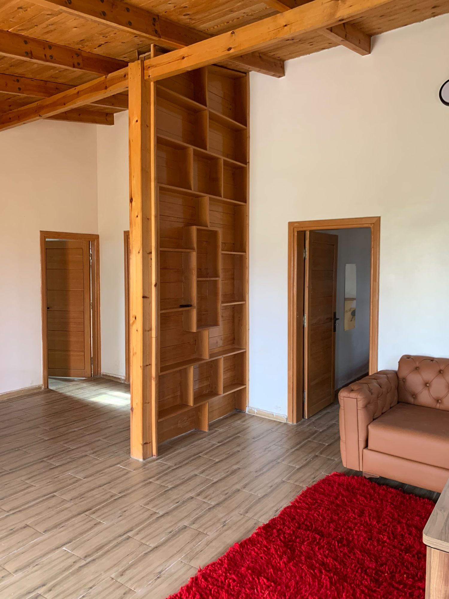 Séjour aux poutres apparentes avec bibliothèque en bois
